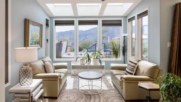 Una Smart TV, una chimenea