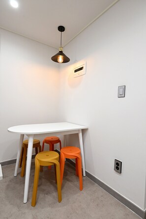 Quadruple Room (non-Korean nationals only) | 起居區 | 32-吋智慧型電視，提供有線頻道