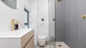 Doccia, asciugacapelli, asciugamani, sapone