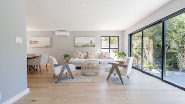 TV - Constantia 4 Bedroom Beautifully Furnished Thatched House (Cape Town)