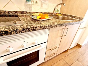 Kjøleskap, mikrobølgeovn, kaffetrakter/tekoker og brødrister