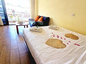 Tabla de planchar con plancha, internet y ropa de cama 
