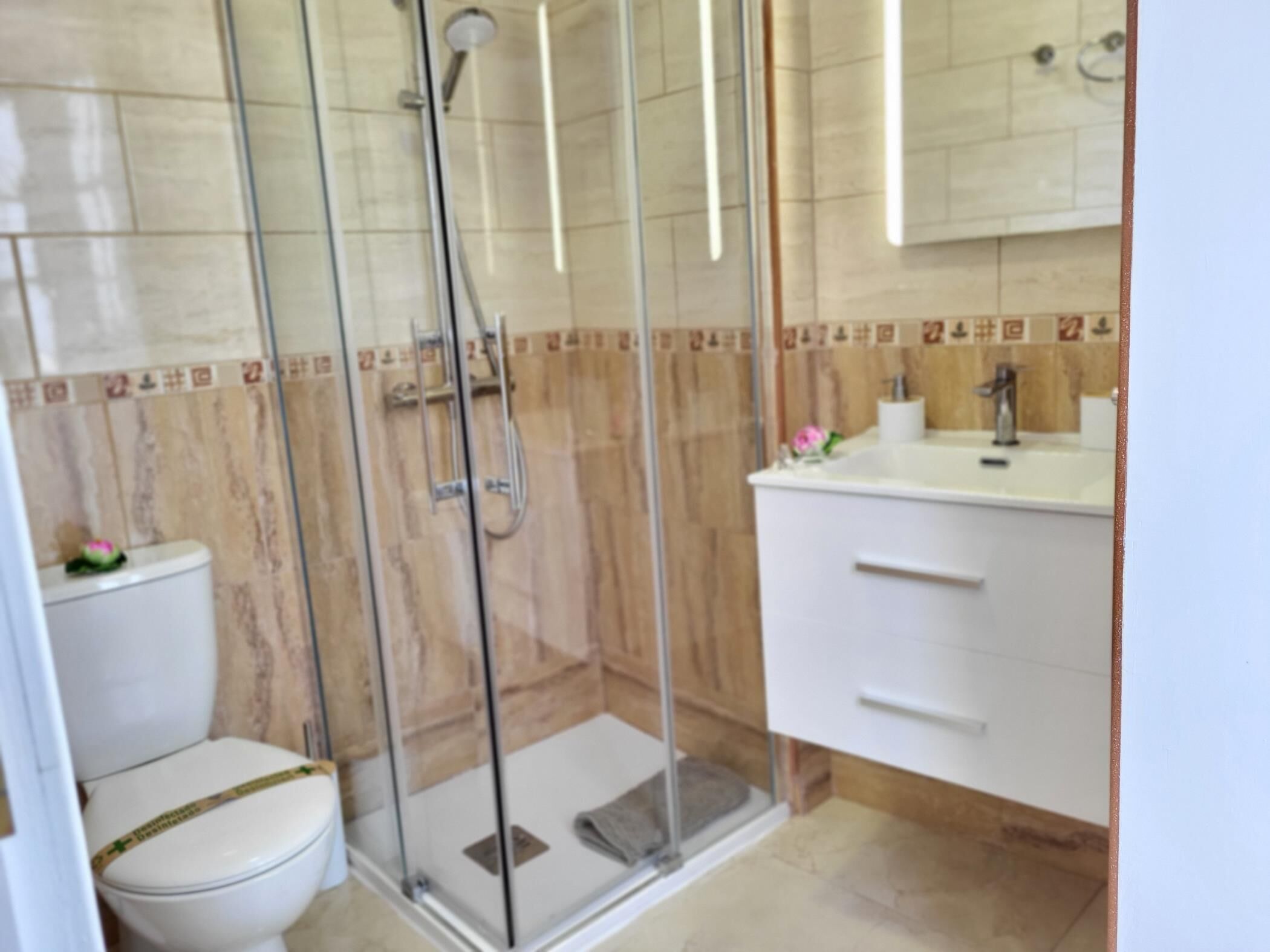 Douche, sèche-cheveux, serviettes fournies