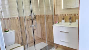 Douche, sèche-cheveux, serviettes fournies