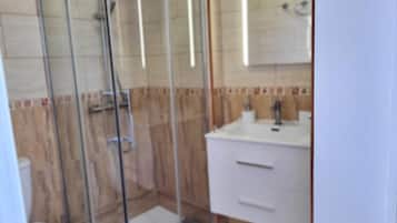 Ducha, secador de pelo y toallas