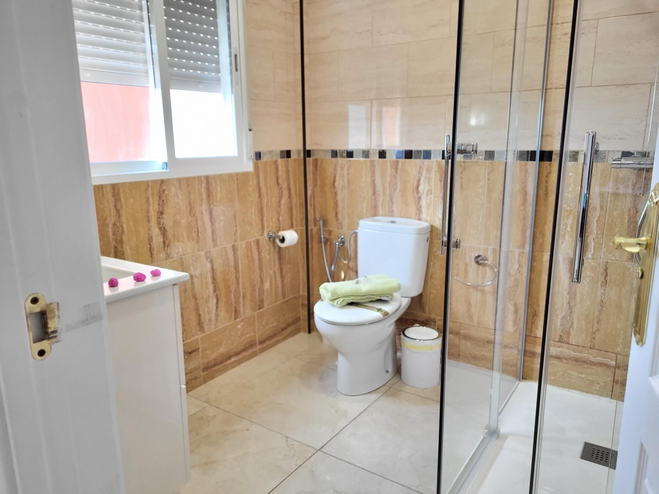 Douche, sèche-cheveux, serviettes fournies