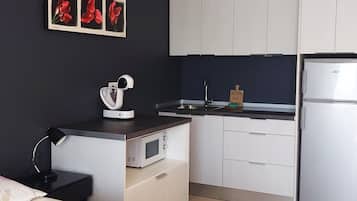 Kühlschrank, Mikrowelle, Wasserkocher mit Kaffee-/Teezubehör, Toaster