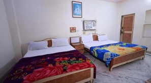 1 bedroom, WiFi, bed sheets - Hotel Shyam Inn - Standard Room Apartment (Mathura)