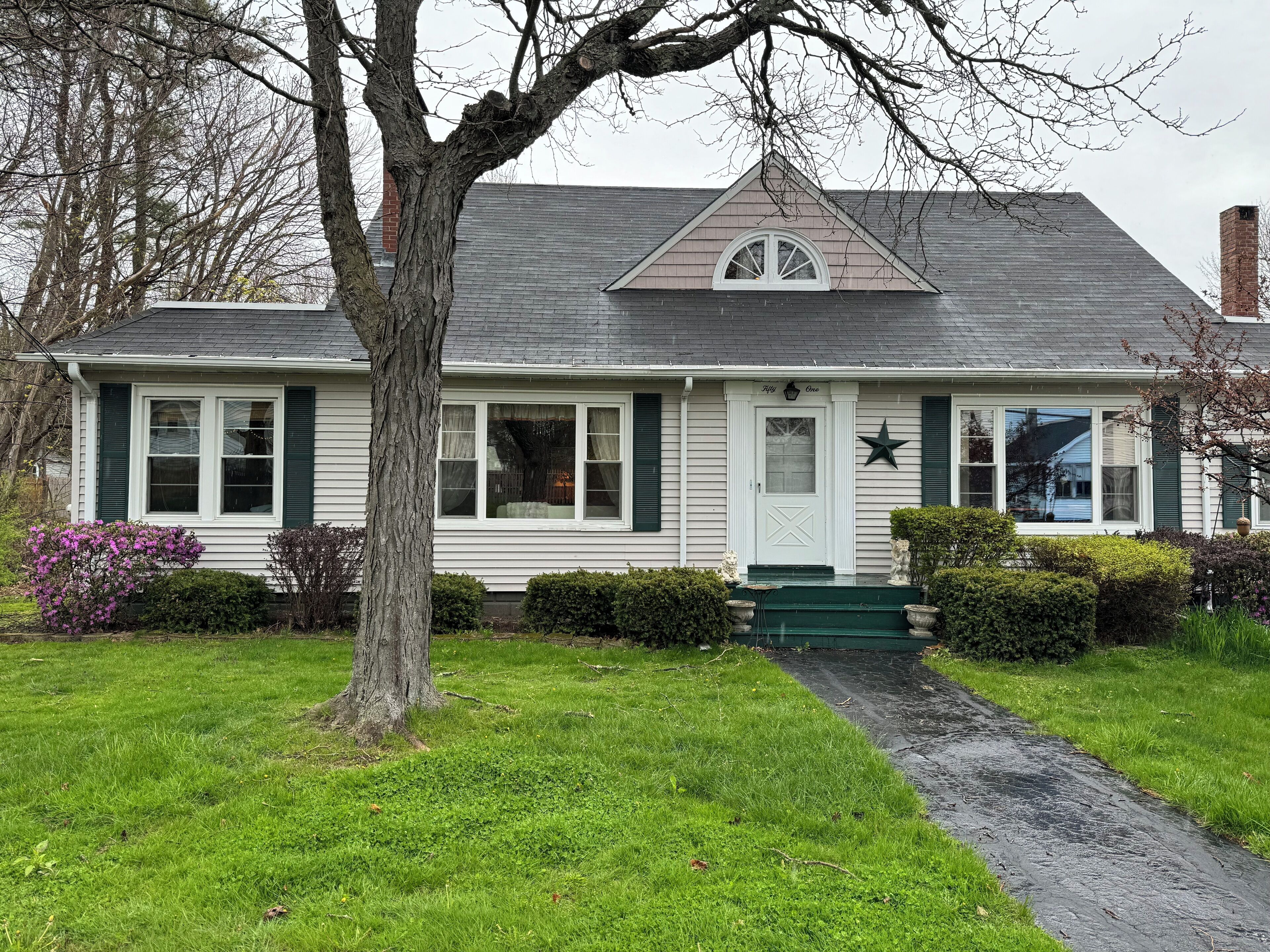 Charming, sprawling cape in Sunny Saco, Maine!