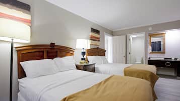 Escritorio, tabla de planchar con plancha, wifi gratis y ropa de cama