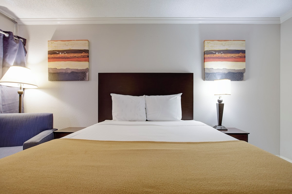 Desk, iron/ironing board (on request), WiFi (free), bed sheets