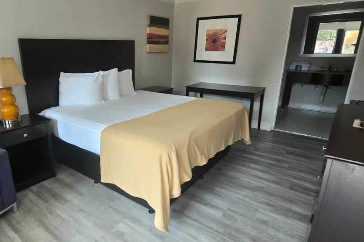 Chambre (2 Queen Bed & 1 Full Bed)