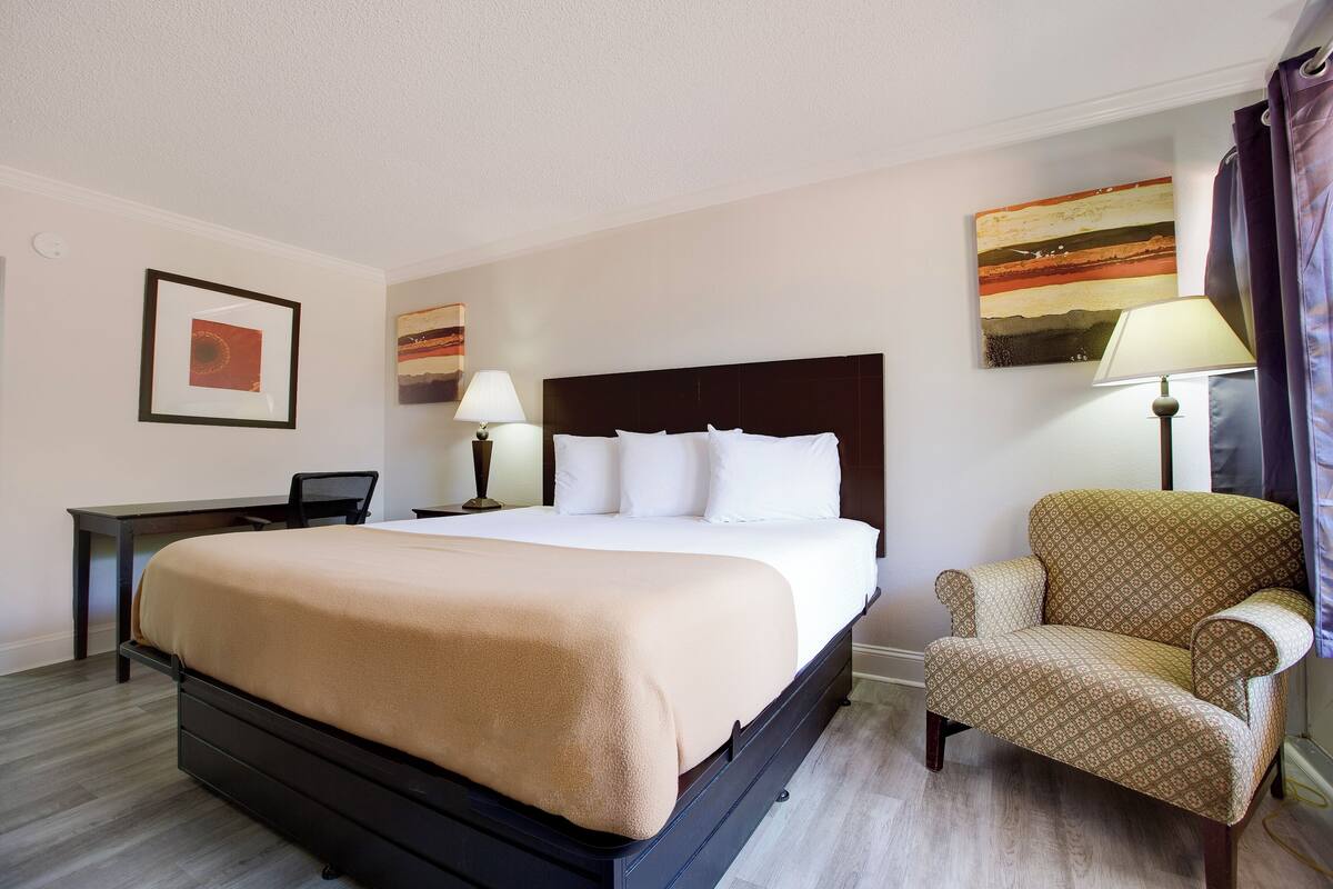 Desk, iron/ironing board (on request), WiFi (free), bed sheets
