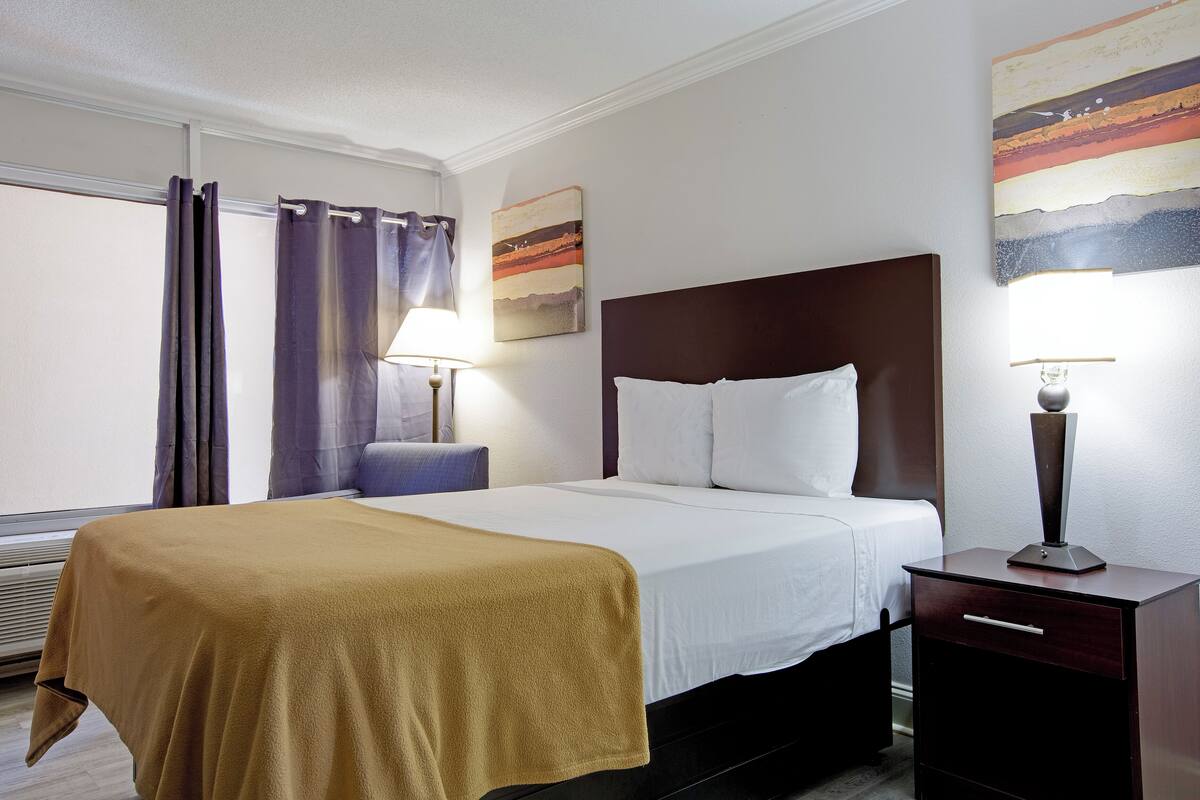 Desk, iron/ironing board (on request), WiFi (free), bed sheets