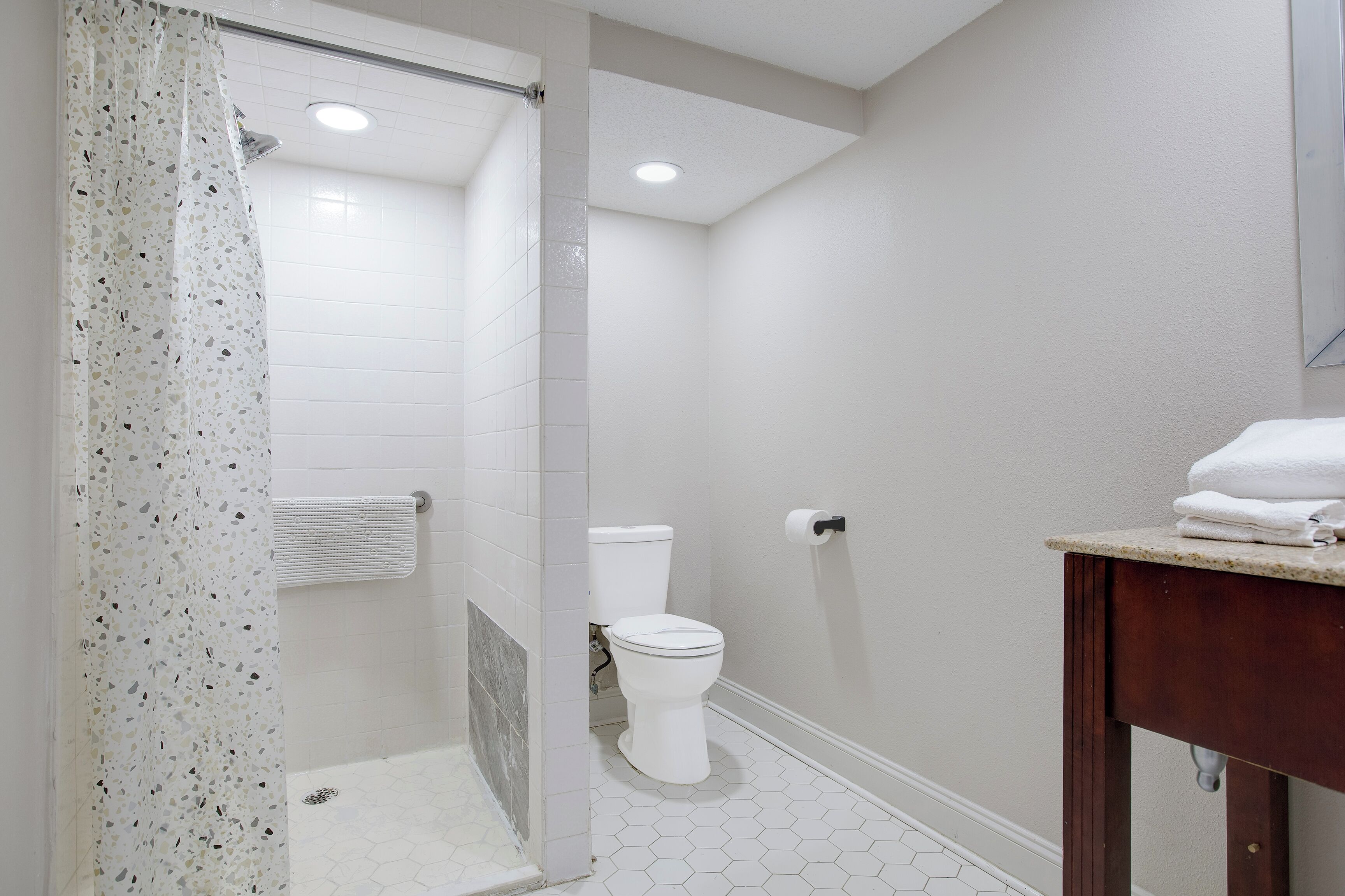 Kamar, 2 Tempat Tidur Queen, akses difabel, Bebas Asap Rokok (with Roll-In-Shower) | Kamar mandi | Perlengkapan mandi gratis, pengering rambut,  dan handuk