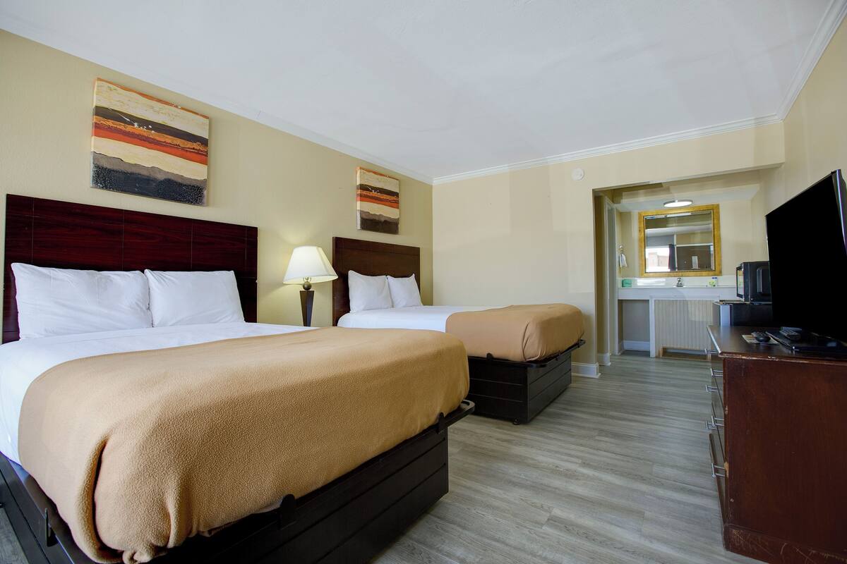 Desk, iron/ironing board (on request), WiFi (free), bed sheets