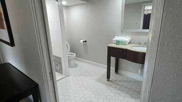 Habitación, 2 camas Queen size, regadera para personas con discapacidad, para no fumadores | Baño | Amenidades de baño gratuitas, secadora de cabello, toallas