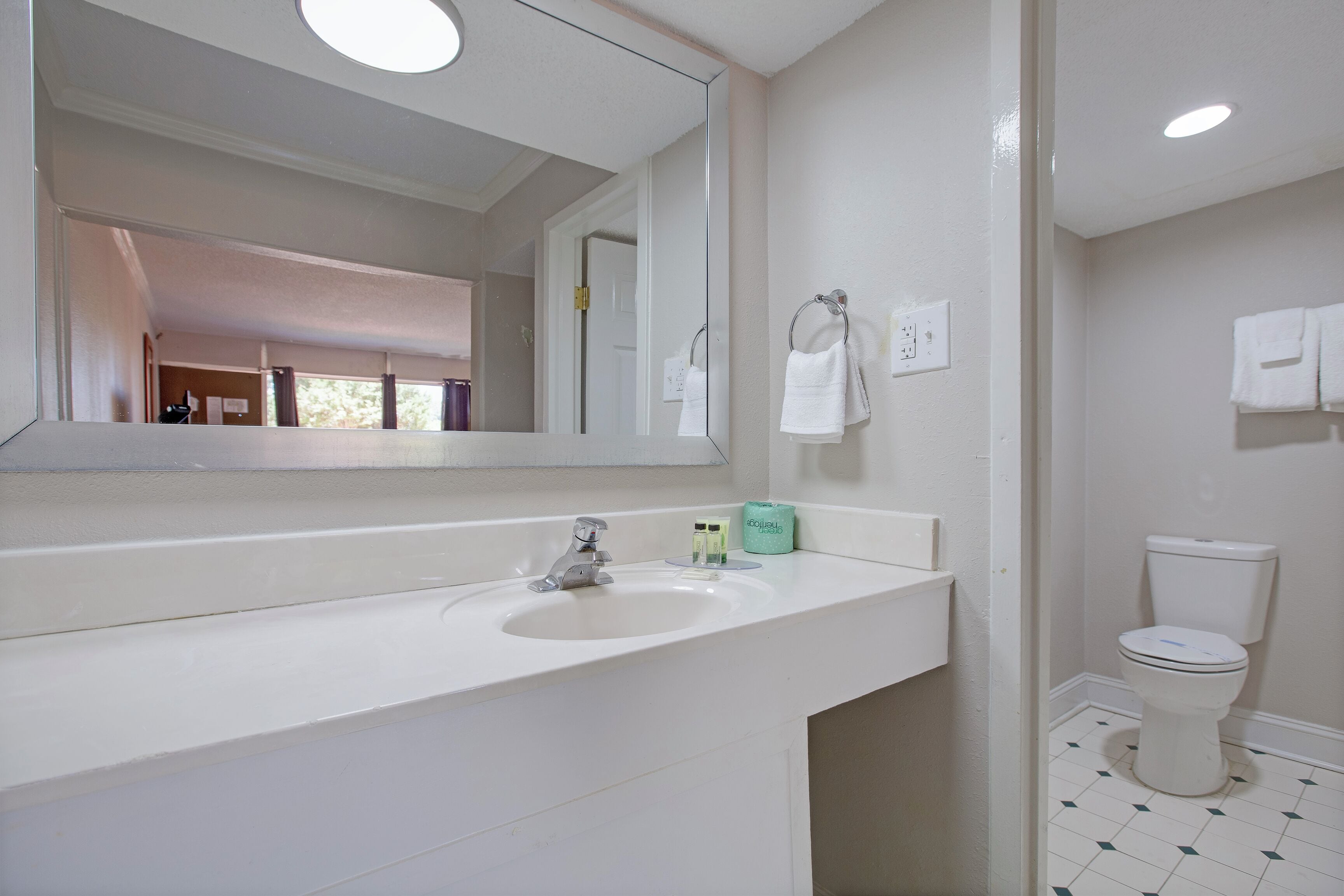 Articles de toilette (gratuits), séchoir à cheveux, serviettes fournies