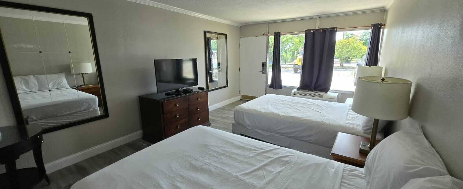 Værelse (2 Queen Bed & 1 Full Bed) | Skrivebord, strygejern/strygebræt, gratis Wi-Fi, sengetøj