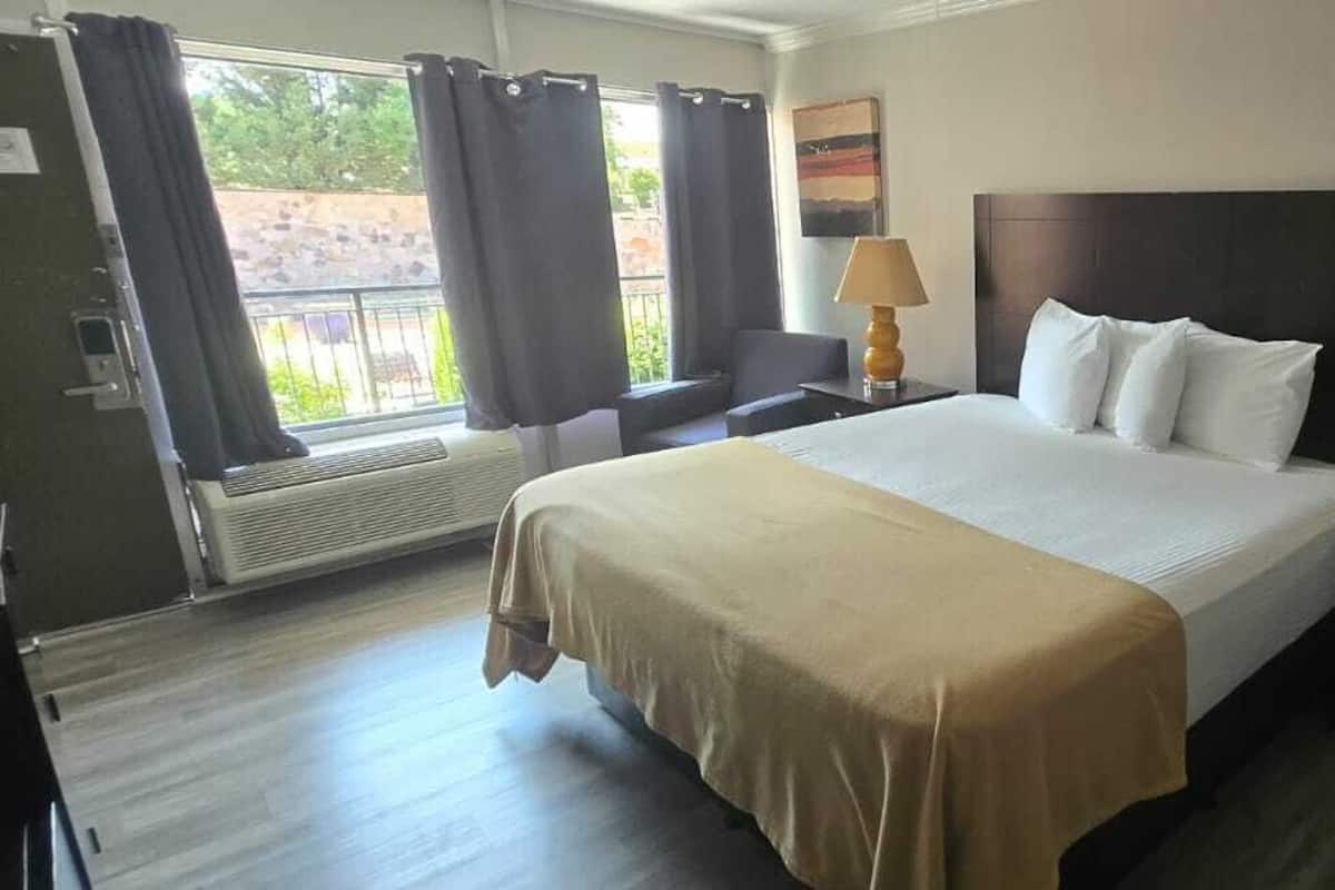 Chambre, 2 grands lits, accessible aux personnes à mobilité réduite (with Roll-In-Shower)