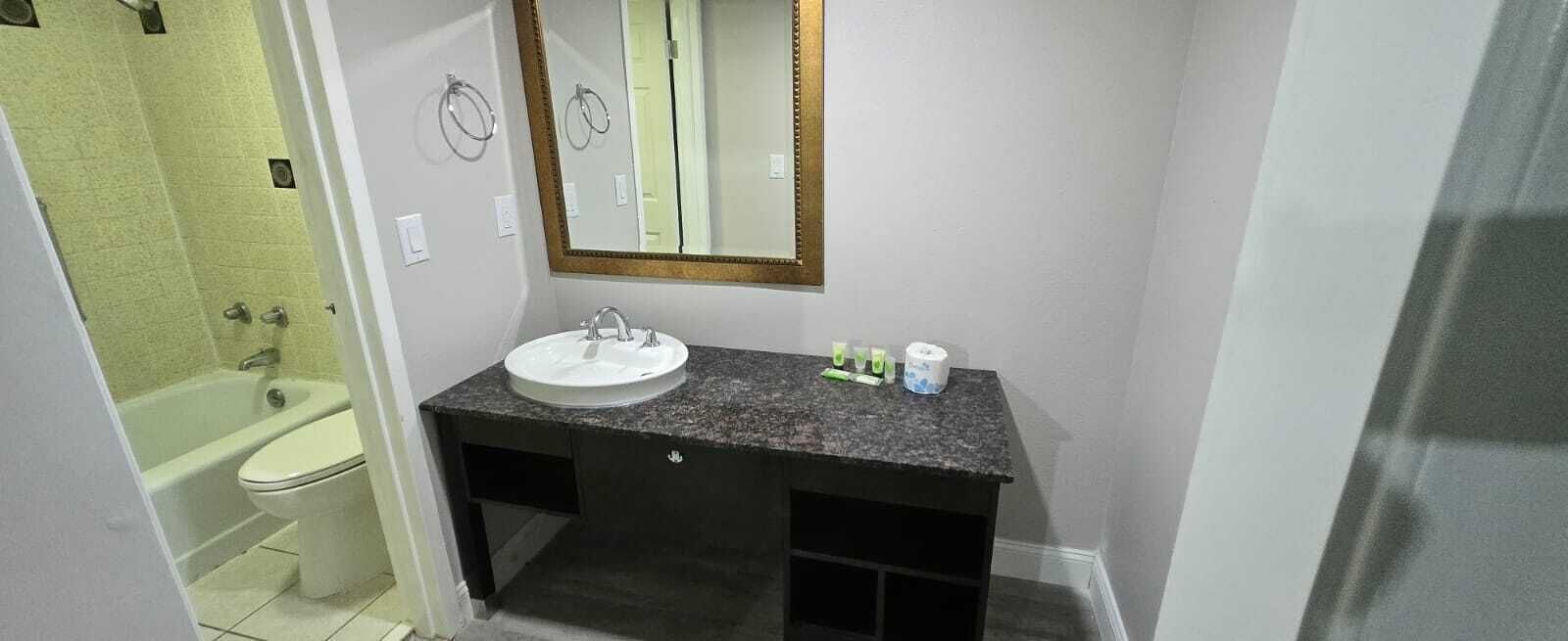 Zimmer, Mehrere Betten | Badezimmer | Kostenlose Toilettenartikel, Haartrockner, Handtücher