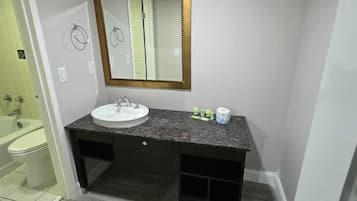 Zimmer, Mehrere Betten | Badezimmer | Kostenlose Toilettenartikel, Haartrockner, Handtücher