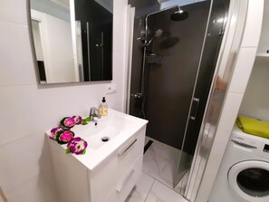 Dusche, Haartrockner, Handtücher
