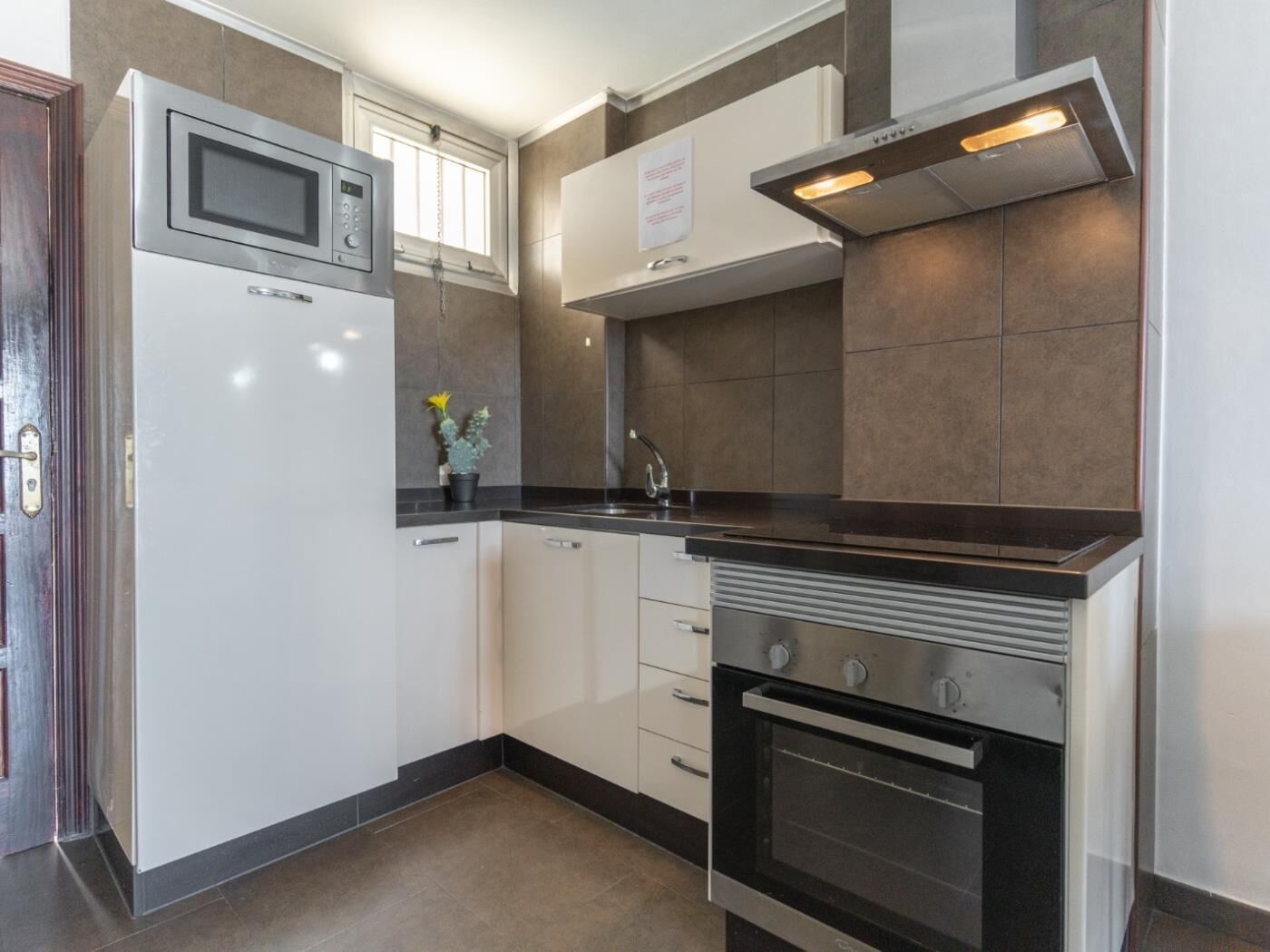 Kjøleskap, mikrobølgeovn, ovn og kaffetrakter/tekoker