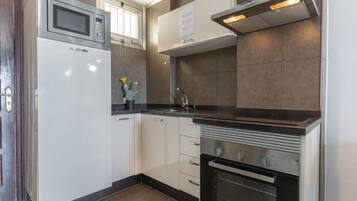 Kühlschrank, Mikrowelle, Ofen, Wasserkocher mit Kaffee-/Teezubehör