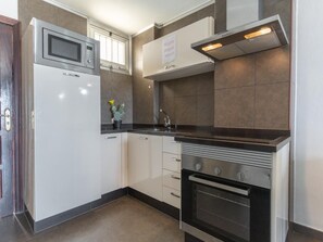 Køleskab, mikrobølgeovn, ovn, kaffe-/temaskine