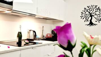 Réfrigérateur, micro-ondes, cafetiÚre/bouilloire, grille-pain