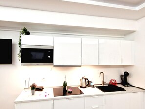 Refrigerador, microondas, cafetera y tetera y tostadora 