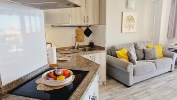 Geladeira, fogão, cafeteira/chaleira, torradeira