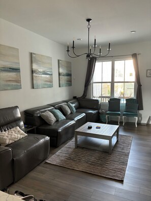 Smart TV - Executive level Grant Park, Chosewood Park, Atlanta 3 Story Townhome w/ Garage
 (Atlanta)