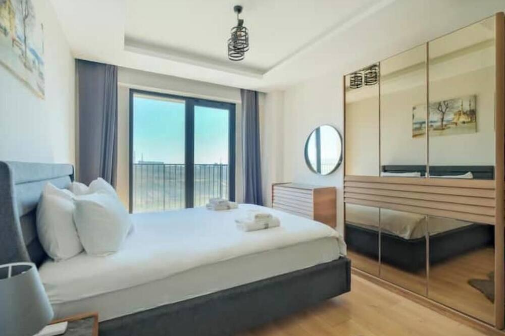 Mars - Charming Modern 2BR Apt w\/ Gym & Parking