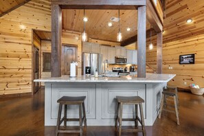 Fridge, microwave, oven, stovetop - Honey Hole Haven in Hochatown/Broken Bow, OK (Broken Bow)