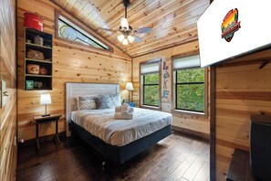 3 bedrooms, iron/ironing board, WiFi, bed sheets - Honey Hole Haven in Hochatown/Broken Bow, OK (Broken Bow)