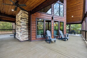 Terrace/patio - Honey Hole Haven in Hochatown/Broken Bow, OK (Broken Bow)