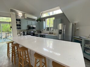 Four à micro-ondes, un four, surface de cuisson, lave-vaisselle