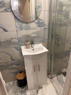 House | Bathroom - 6-bed 3-bath Home - Sleeps 14 & Free Parking (Uxbridge)