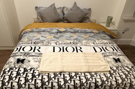 House | 6 bedrooms, iron/ironing board, free WiFi, bed sheets