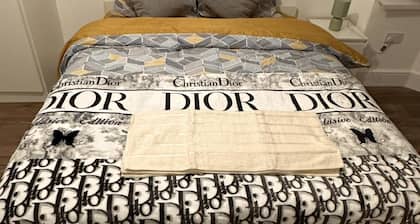 6-bed 3-bath Home - Sleeps 14 & Free Parking