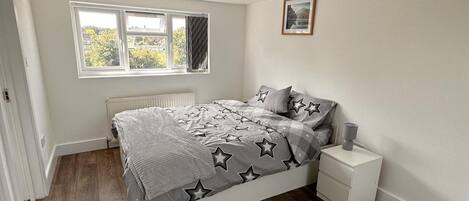 House | 6 bedrooms, iron/ironing board, free WiFi, bed sheets