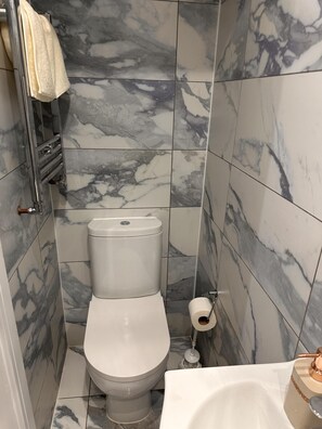 Casa | Banheiro | Chuveiro, banheira de imersão, chinelos, toalhas de banho