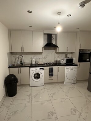 Casa | Cocina privada | Refrigerador, microondas, horno y parrilla de estufa 