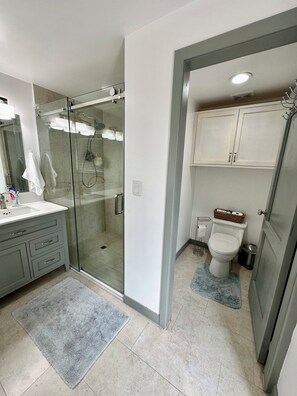 Douche, articles de toilette écologiques, sèche-cheveux