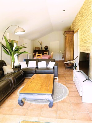 TV, bordtennis og kontorer