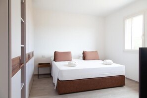 2 chambres, bureau, chambres insonorisées, fer et planche à repasser