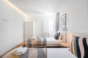 4 bedrooms, desk, iron/ironing board, internet