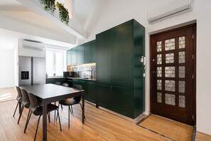 Kühlschrank, Mikrowelle, Ofen, Geschirrspüler